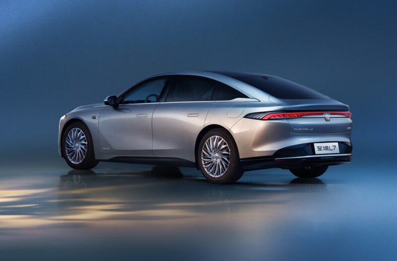 Гибридный фастбэк Electra L7 от Buick с элегантным силуэтом и скрытыми дверными ручками