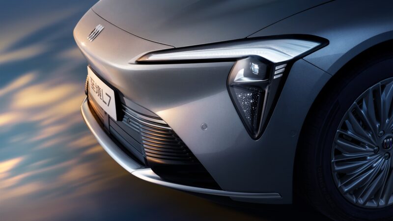 Гибридный фастбэк Electra L7 от Buick с элегантным силуэтом и скрытыми дверными ручками