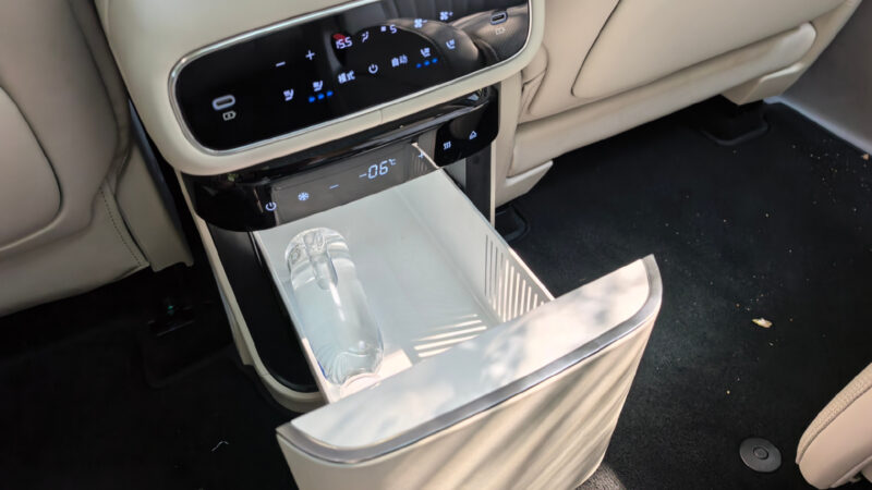Geely Galaxy M9 - интерьер - холодильник