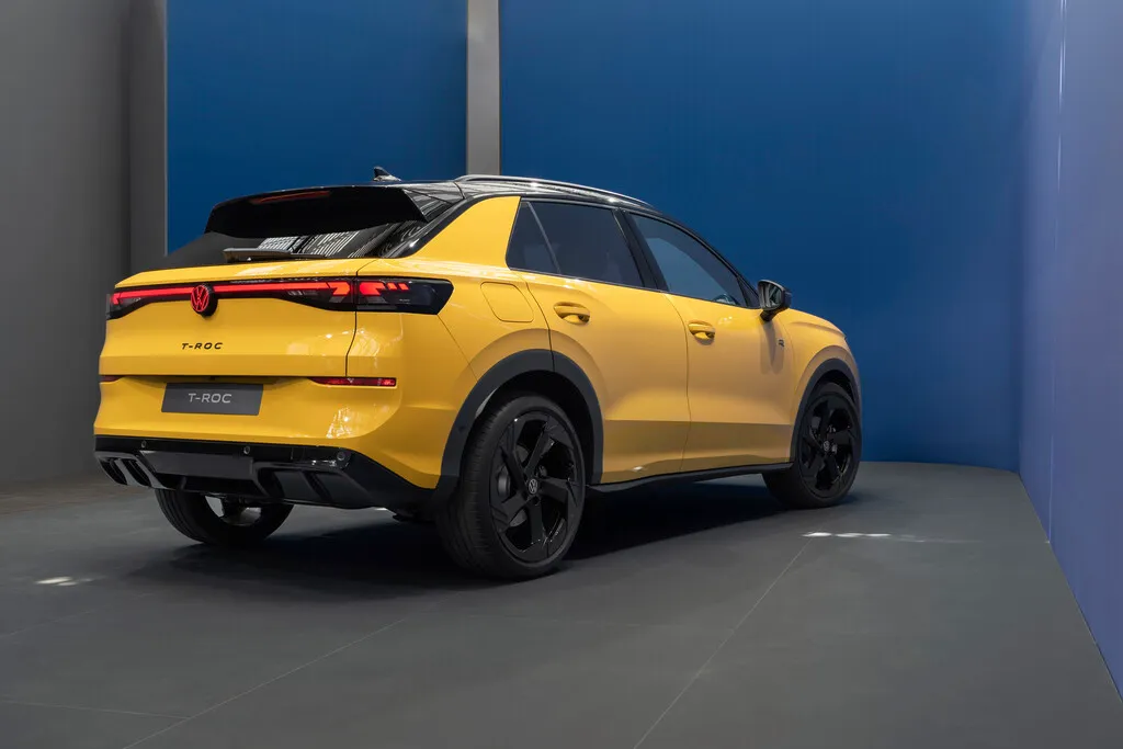 Volkswagen T-Roc 2026 вид сзади с LED балкой