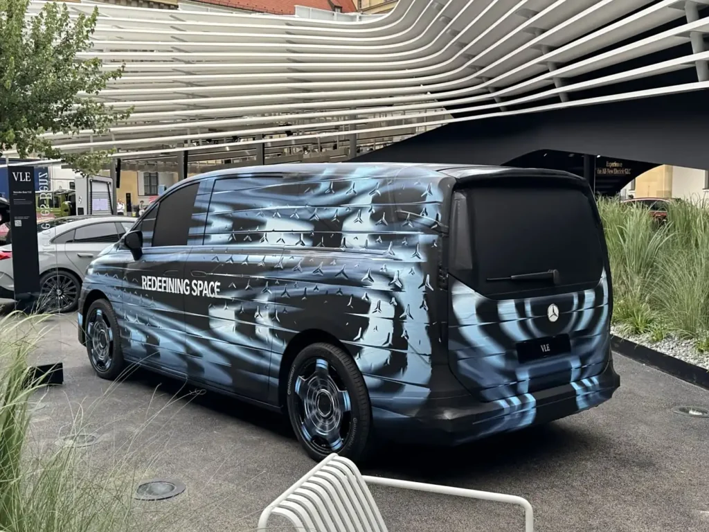 Закамуфлированный прототип Mercedes-Benz VLE на автосалоне в Мюнхене