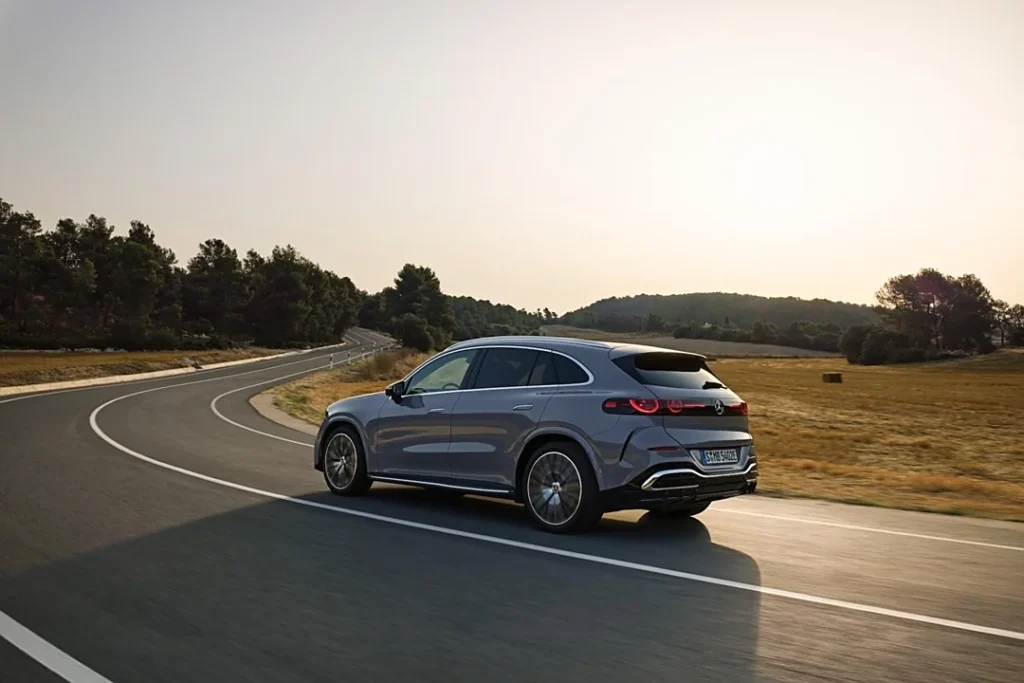 Новый электромобиль Mercedes-Benz GLC с подсвеченной решёткой радиатора и динамичным кузовом.