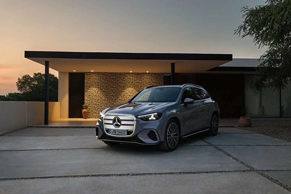 Новый электромобиль Mercedes-Benz GLC с подсвеченной решёткой радиатора и динамичным кузовом.