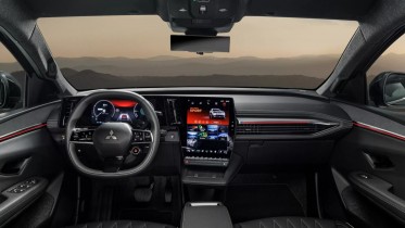 Салон Mitsubishi Eclipse Cross EV с цифровой панелью и экраном мультимедиа