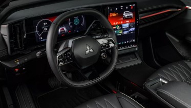 Салон Mitsubishi Eclipse Cross EV с цифровой панелью и экраном мультимедиа