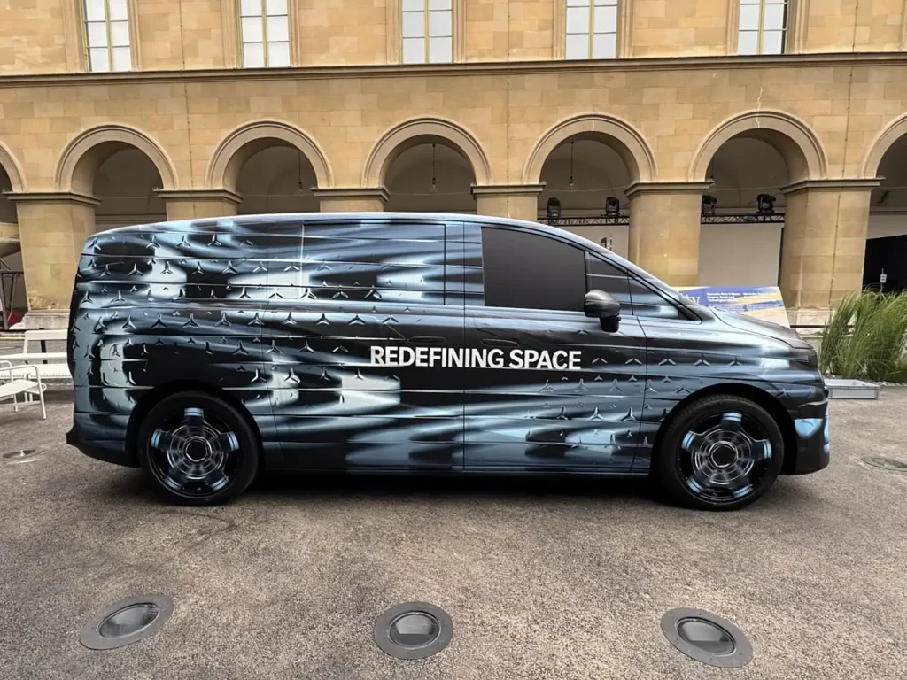 Закамуфлированный прототип Mercedes-Benz VLE на автосалоне в Мюнхене