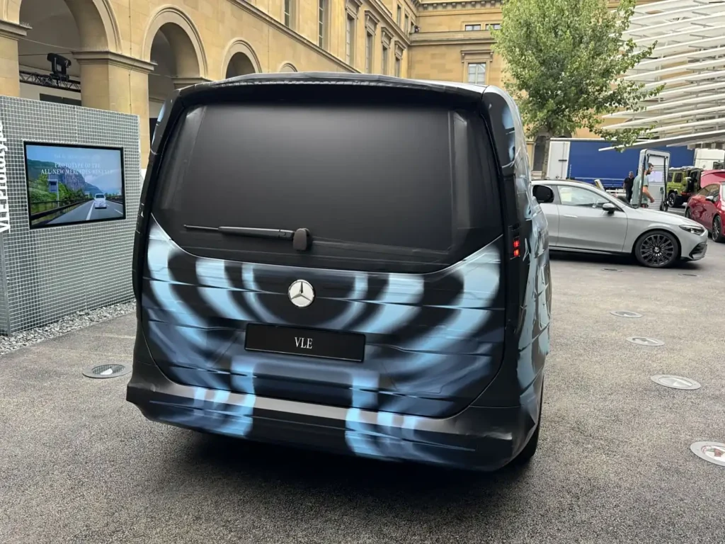 Закамуфлированный прототип Mercedes-Benz VLE на автосалоне в Мюнхене