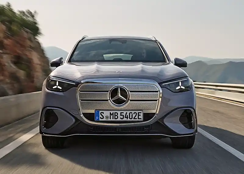 Новый электромобиль Mercedes-Benz GLC с подсвеченной решёткой радиатора и динамичным кузовом.