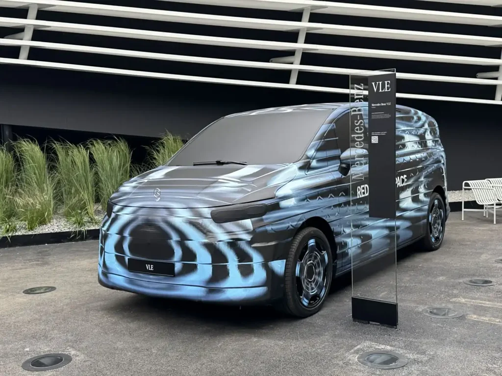 Закамуфлированный прототип Mercedes-Benz VLE на автосалоне в Мюнхене