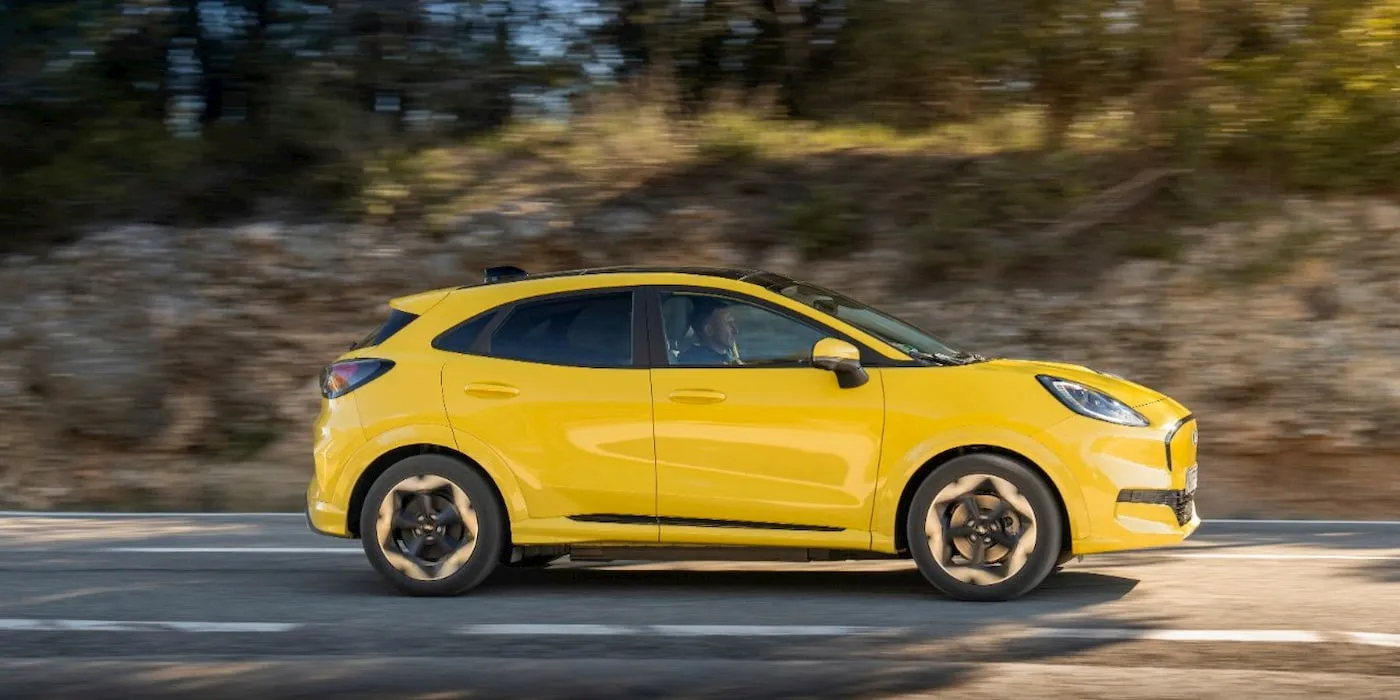 Электрический кроссовер Ford Puma Gen-E 2025 года на фоне города