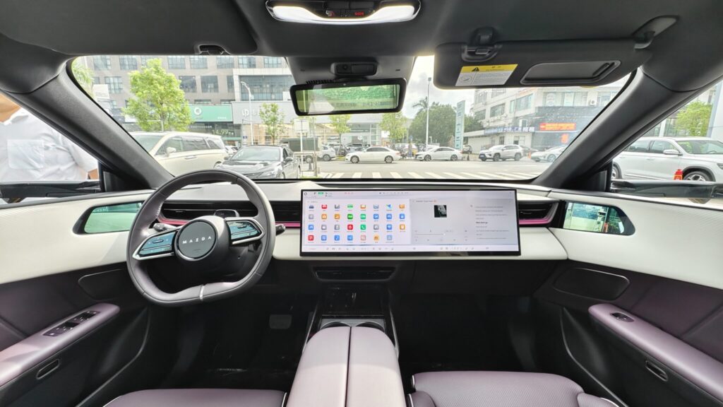 Электрический внедорожник Mazda EZ-60 на дорогах Китая с аэродинамическим дизайном передней части