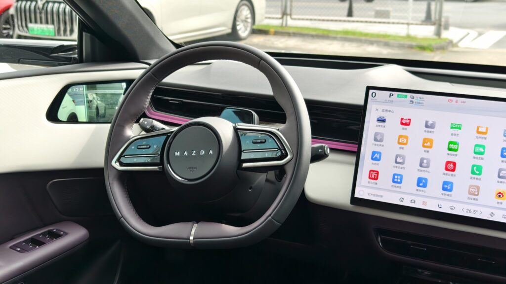 Электрический внедорожник Mazda EZ-60 на дорогах Китая с аэродинамическим дизайном передней части