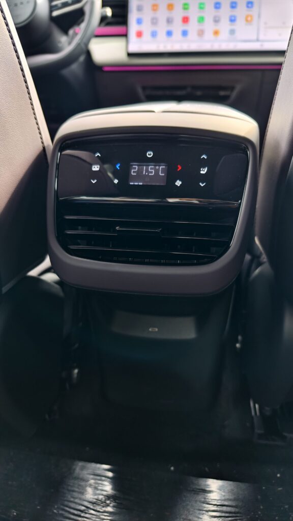 Электрический внедорожник Mazda EZ-60 на дорогах Китая с аэродинамическим дизайном передней части