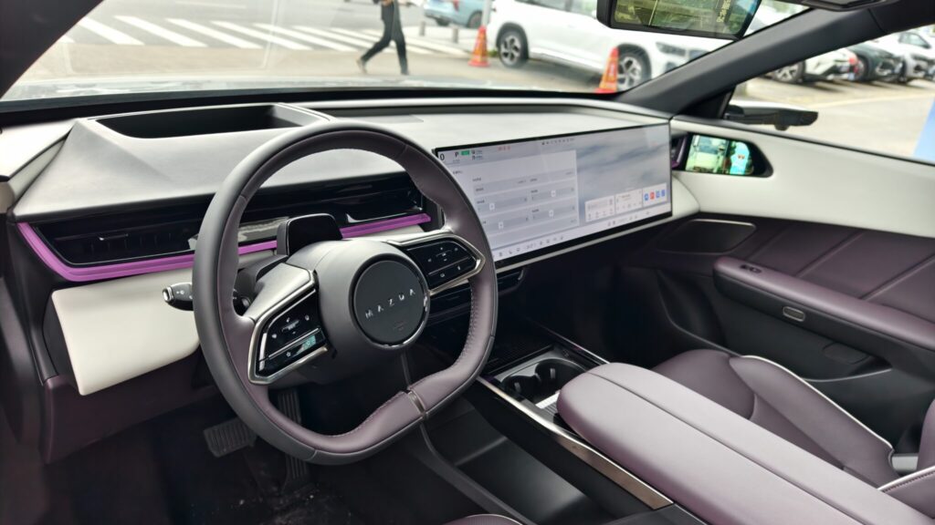 Электрический внедорожник Mazda EZ-60 на дорогах Китая с аэродинамическим дизайном передней части