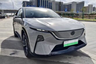 Электрический внедорожник Mazda EZ-60 на дорогах Китая с аэродинамическим дизайном передней части
