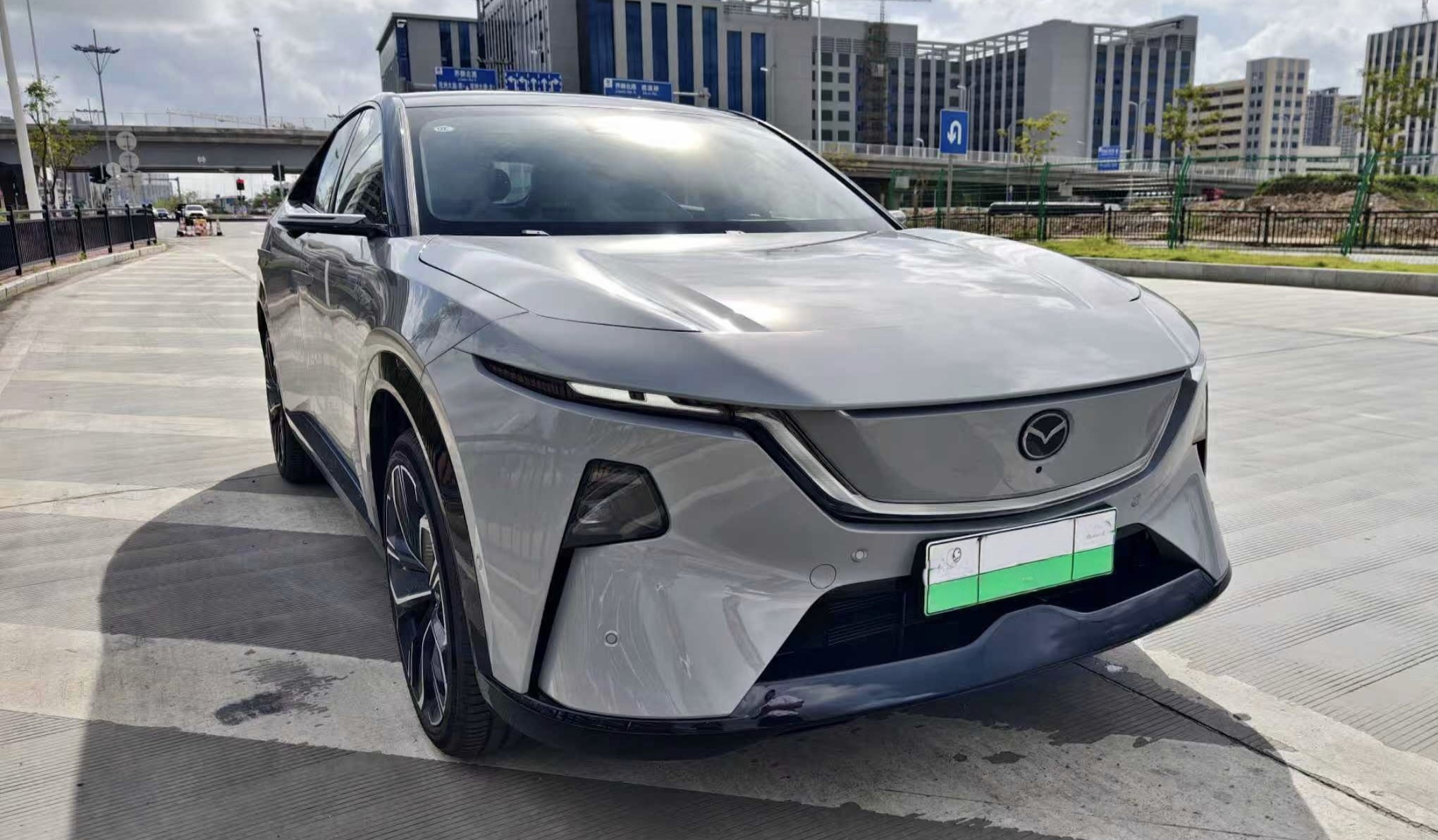 Электрический внедорожник Mazda EZ-60 на дорогах Китая с аэродинамическим дизайном передней части