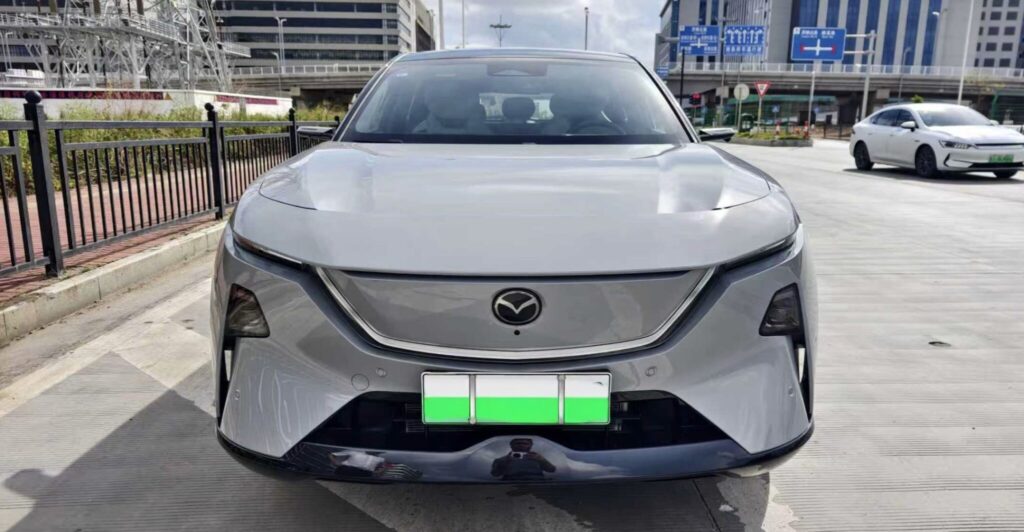 Электрический внедорожник Mazda EZ-60 на дорогах Китая с аэродинамическим дизайном передней части