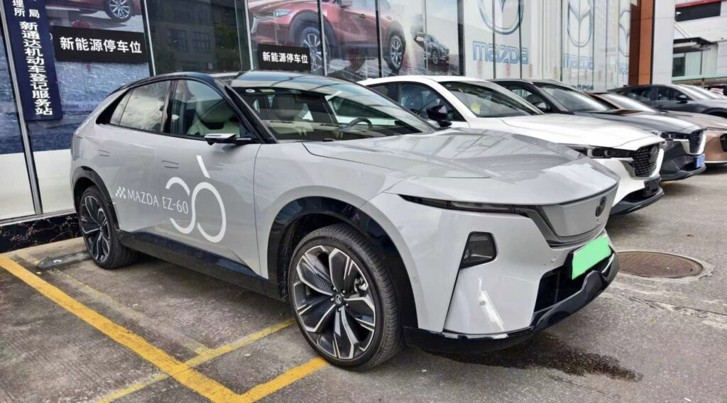 Электрический внедорожник Mazda EZ-60 на дорогах Китая с аэродинамическим дизайном передней части