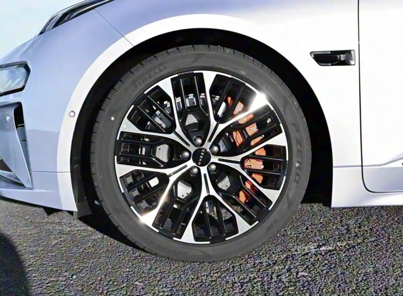 Совершенно новый Zeekr 001 Shooting Brake 2026 модельного года, белый кузов, панорамная крыша-«звездное небо».