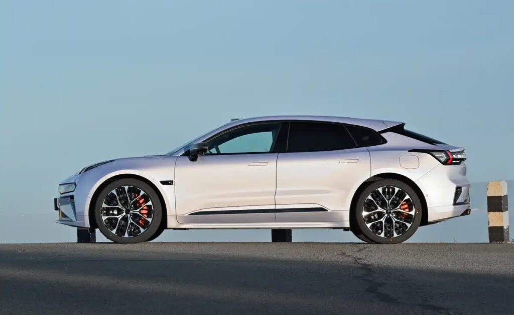 Совершенно новый Zeekr 001 Shooting Brake 2026 модельного года, белый кузов, панорамная крыша-«звездное небо».