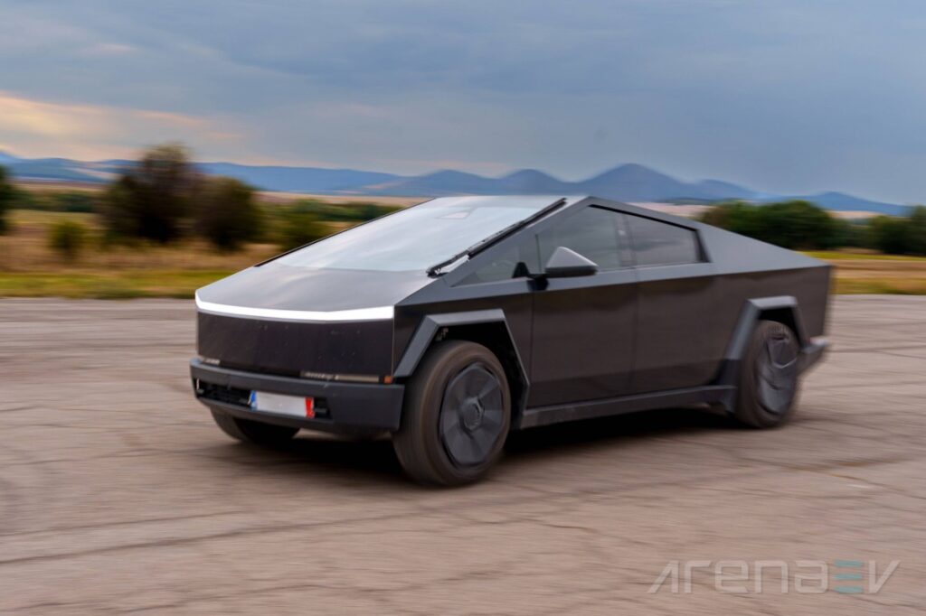 Tesla Cybertruck Cyberbeast во время европейского теста на эффективность, Болгария, октябрь 2025 г.