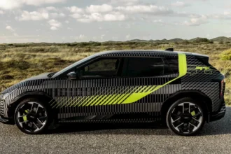 Прототип Kia EV4 GT с дизайном GT Wrap на дороге