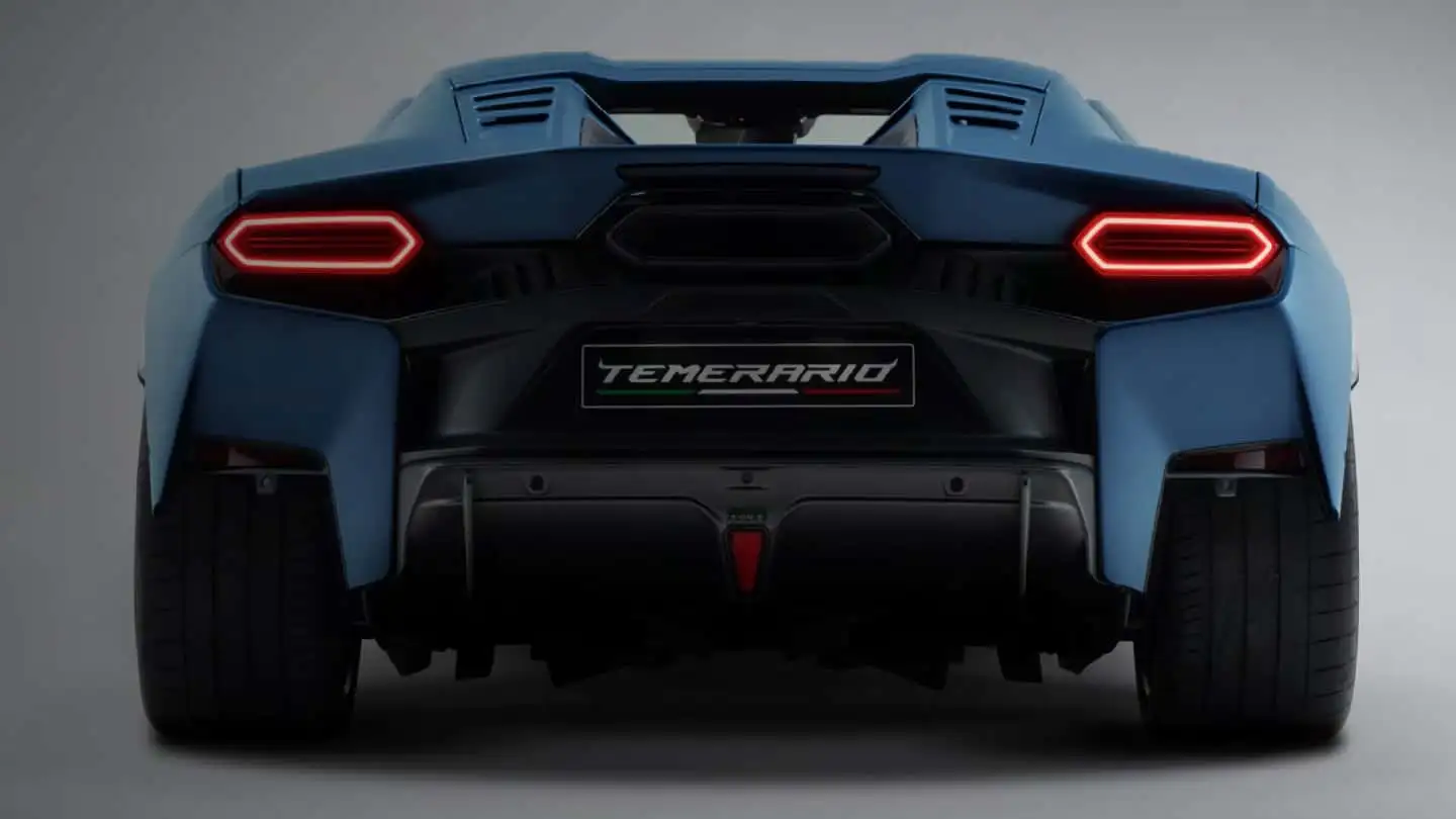 Lamborghini Temerario вид сзади — задняя часть суперкара с открытыми шинами, создающими эффект выброса гравия