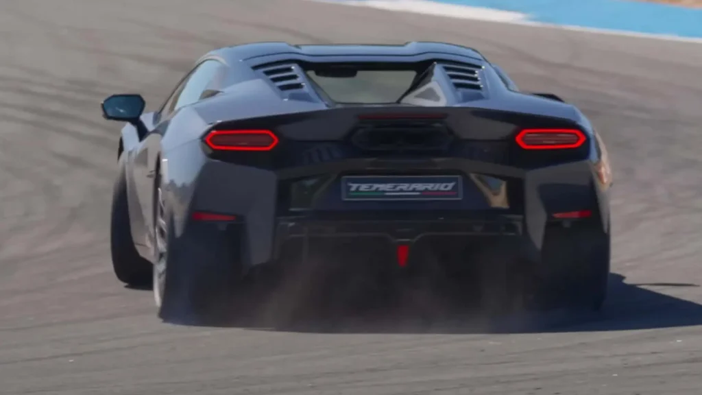 Lamborghini Temerario вид сзади — задняя часть суперкара с открытыми шинами, создающими эффект выброса гравия