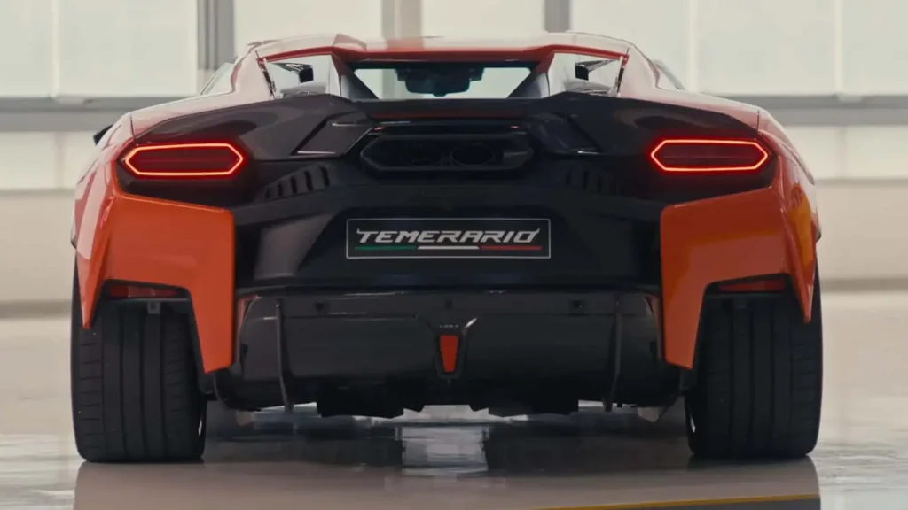 Lamborghini Temerario вид сзади — задняя часть суперкара с открытыми шинами, создающими эффект выброса гравия