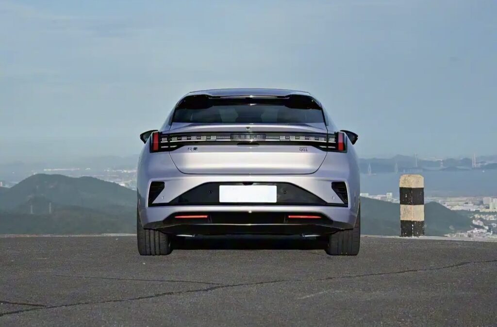 Совершенно новый Zeekr 001 Shooting Brake 2026 модельного года, белый кузов, панорамная крыша-«звездное небо».