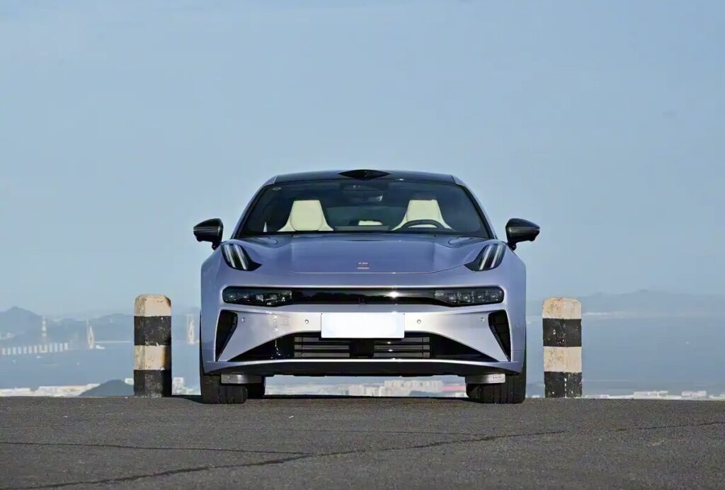 Совершенно новый Zeekr 001 Shooting Brake 2026 модельного года, белый кузов, панорамная крыша-«звездное небо».