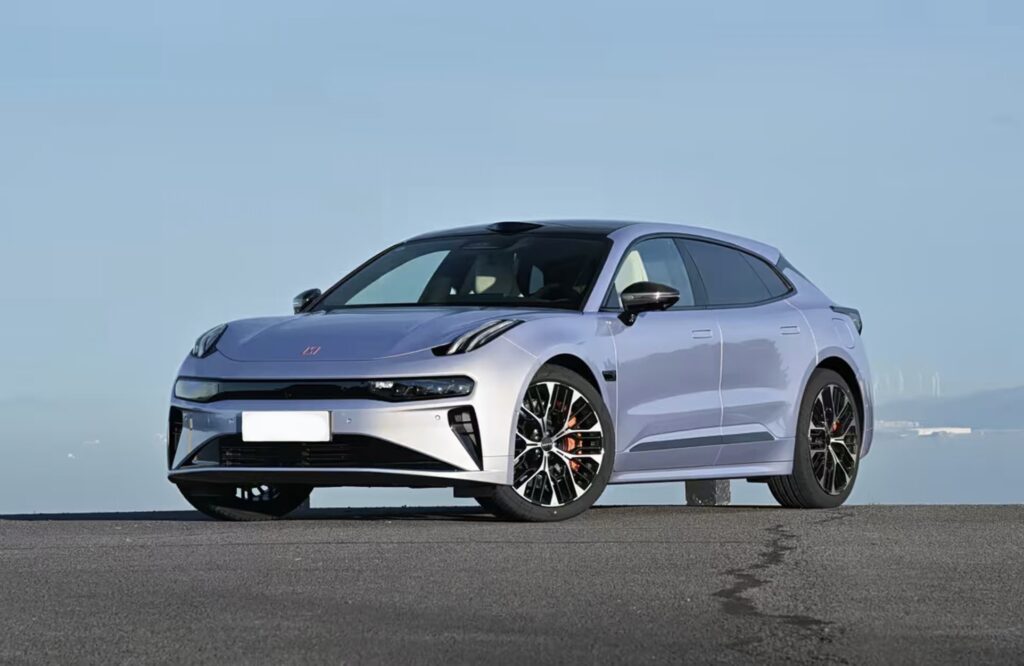 Совершенно новый Zeekr 001 Shooting Brake 2026 модельного года, белый кузов, панорамная крыша-«звездное небо».