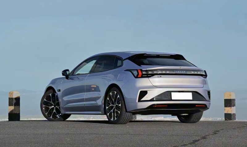 Совершенно новый Zeekr 001 Shooting Brake 2026 модельного года, белый кузов, панорамная крыша-«звездное небо».