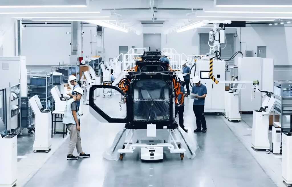 Модульный летающий автомобиль Xpeng Land Carrier на заводе Aridge в Гуанчжоу.