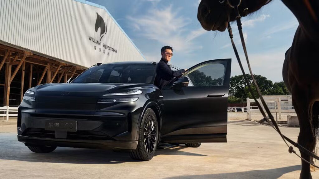 Специальная версия Onvo L90 Black Knight Edition рядом с актёром Луисом Ку