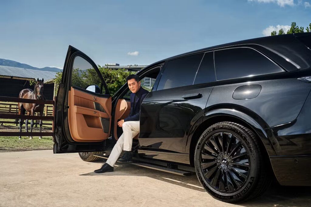 Специальная версия Onvo L90 Black Knight Edition рядом с актёром Луисом Ку