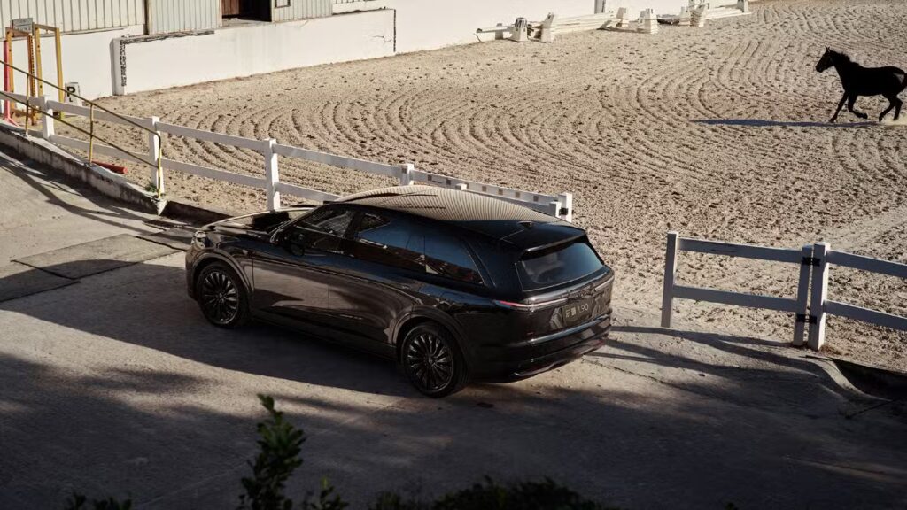 Специальная версия Onvo L90 Black Knight Edition рядом с актёром Луисом Ку