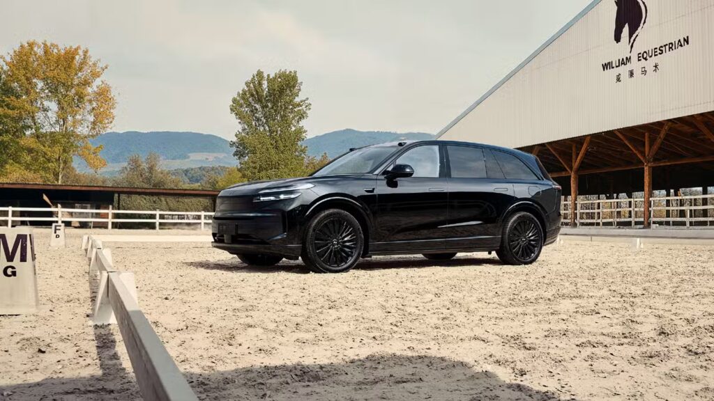 Специальная версия Onvo L90 Black Knight Edition рядом с актёром Луисом Ку