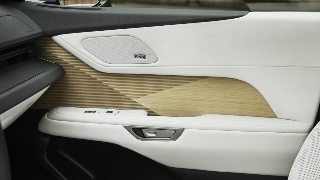Lexus ES 2026 — обновлённый дизайн передней части седана