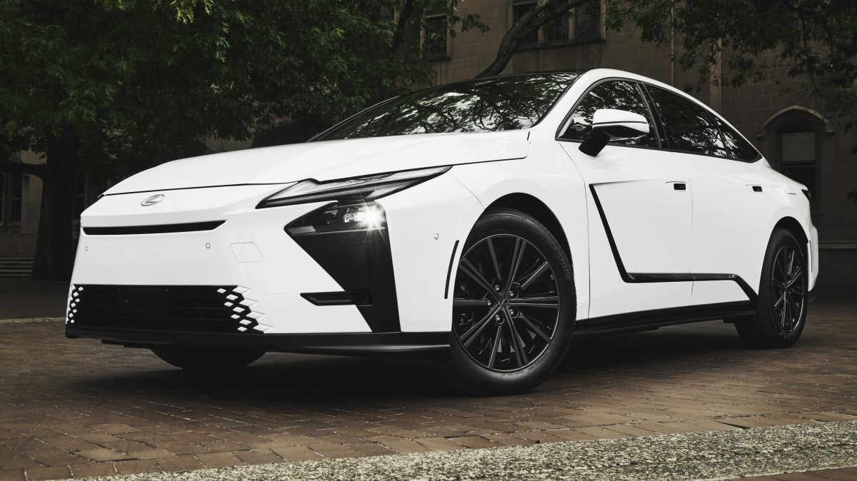Lexus ES 2026 — обновлённый дизайн передней части седана