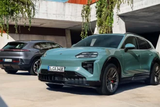 Электрический Porsche Cayenne нового поколения на дороге