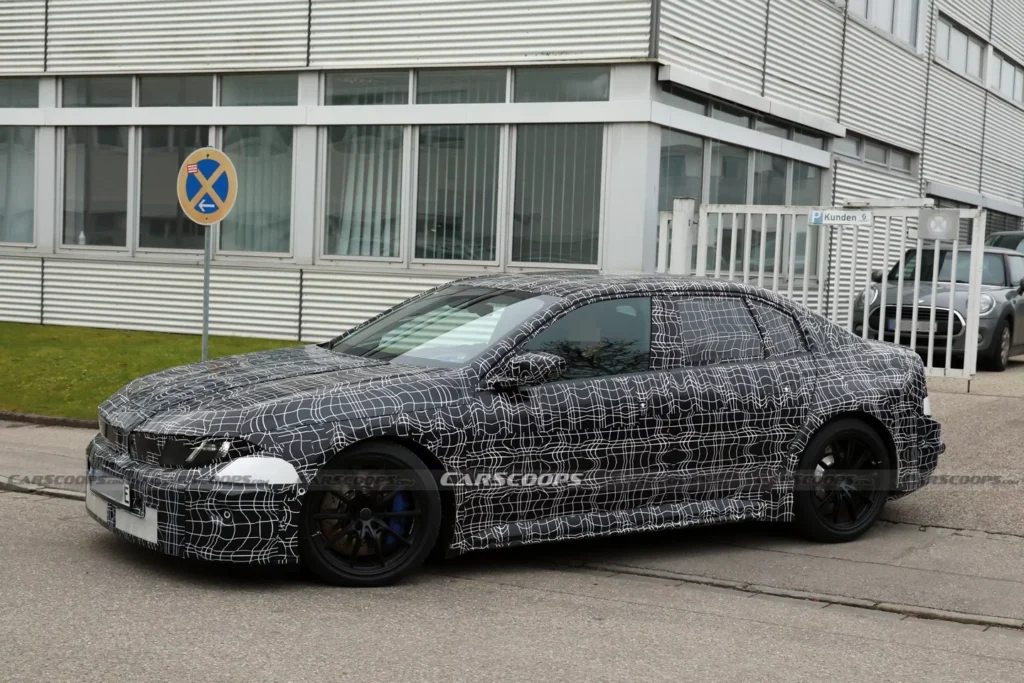 Электрический BMW M3 на дорожных тестах в камуфляже