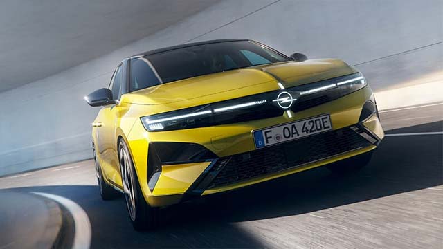 Обновлённый Opel Astra Electric с подсвеченным логотипом Opel Blitz