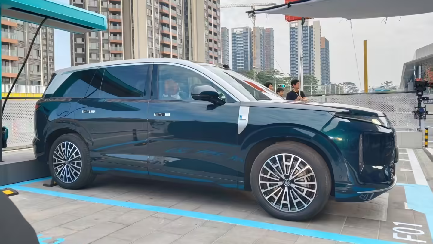 Боковой профиль внедорожника BYD Tang 9 без камуфляжа