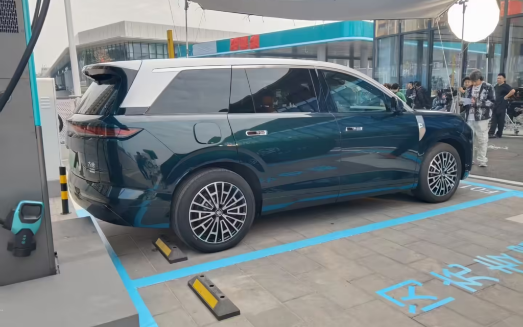 Боковой профиль внедорожника BYD Tang 9 без камуфляжа