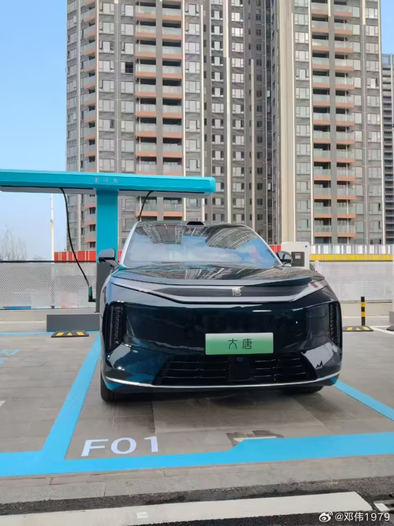 Передняя часть BYD Tang 9 с вертикальными фарами