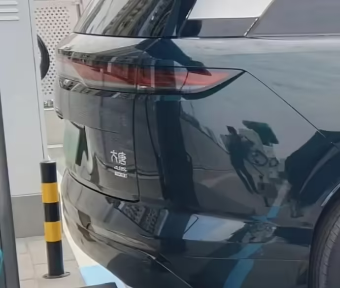 Задняя часть BYD Tang 9 с обозначением 4.9S