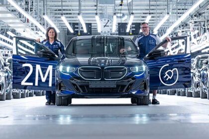 BMW i5 M60 xDrive Tansanit Blue двухмиллионный электромобиль BMW завод Дингольфинг