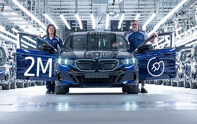 BMW i5 M60 xDrive Tansanit Blue двухмиллионный электромобиль BMW завод Дингольфинг