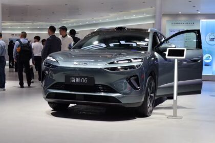 Гибридный кроссовер BYD Sealion 06 DM-i на презентации в Китае.